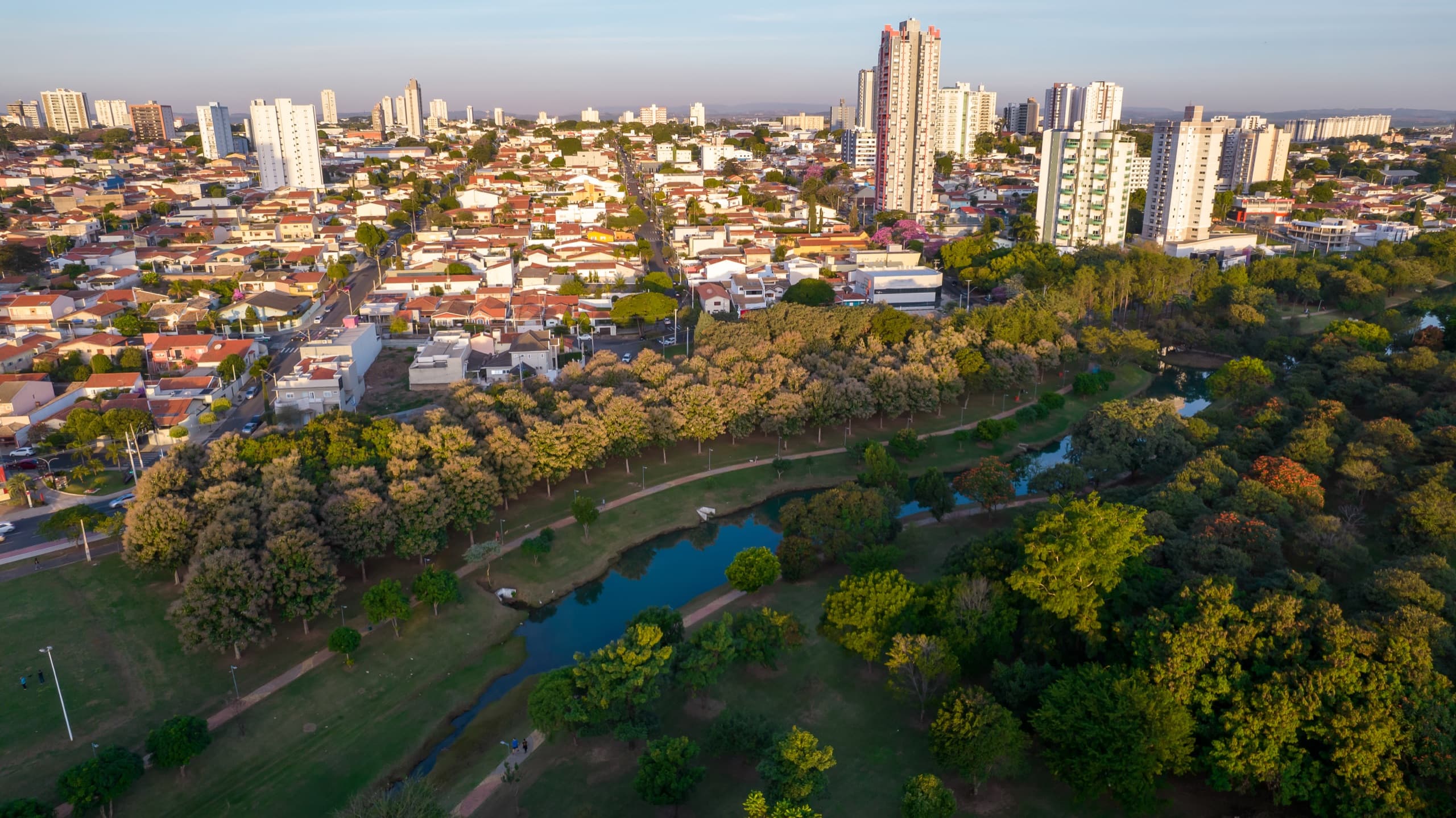 Vista aérea de Indaiatuba no fim de tarde, com o Parque Ecológico em primeiro plano