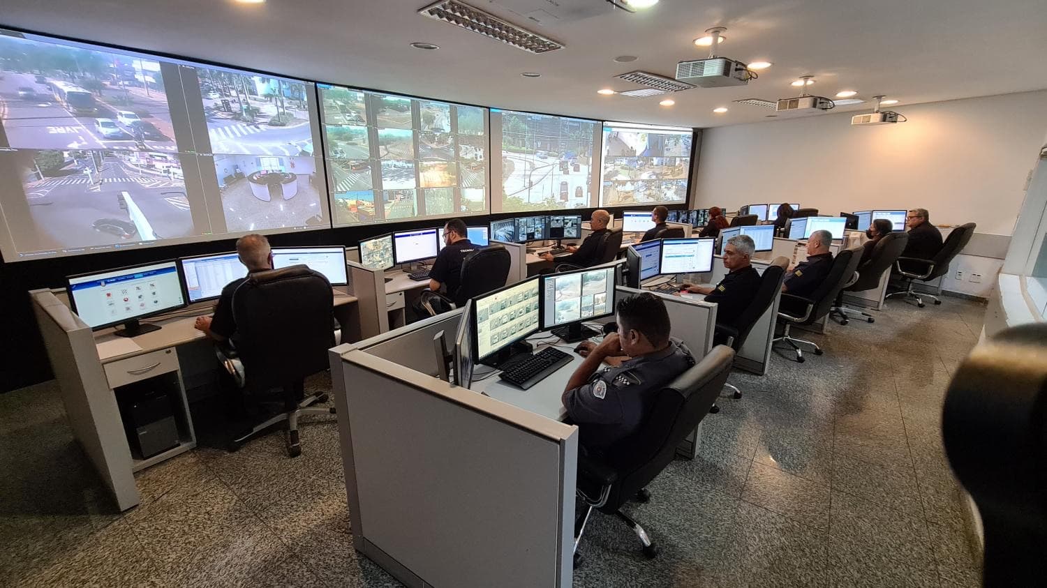 A central de monitoramento do COI, com o painel de câmeras da cidade