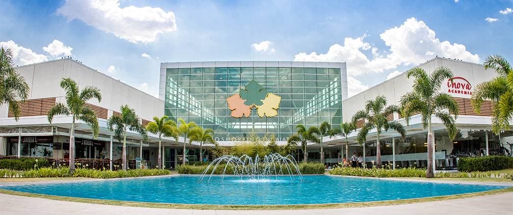 A entrada do Polo Shopping, com o espelho d'água em frente