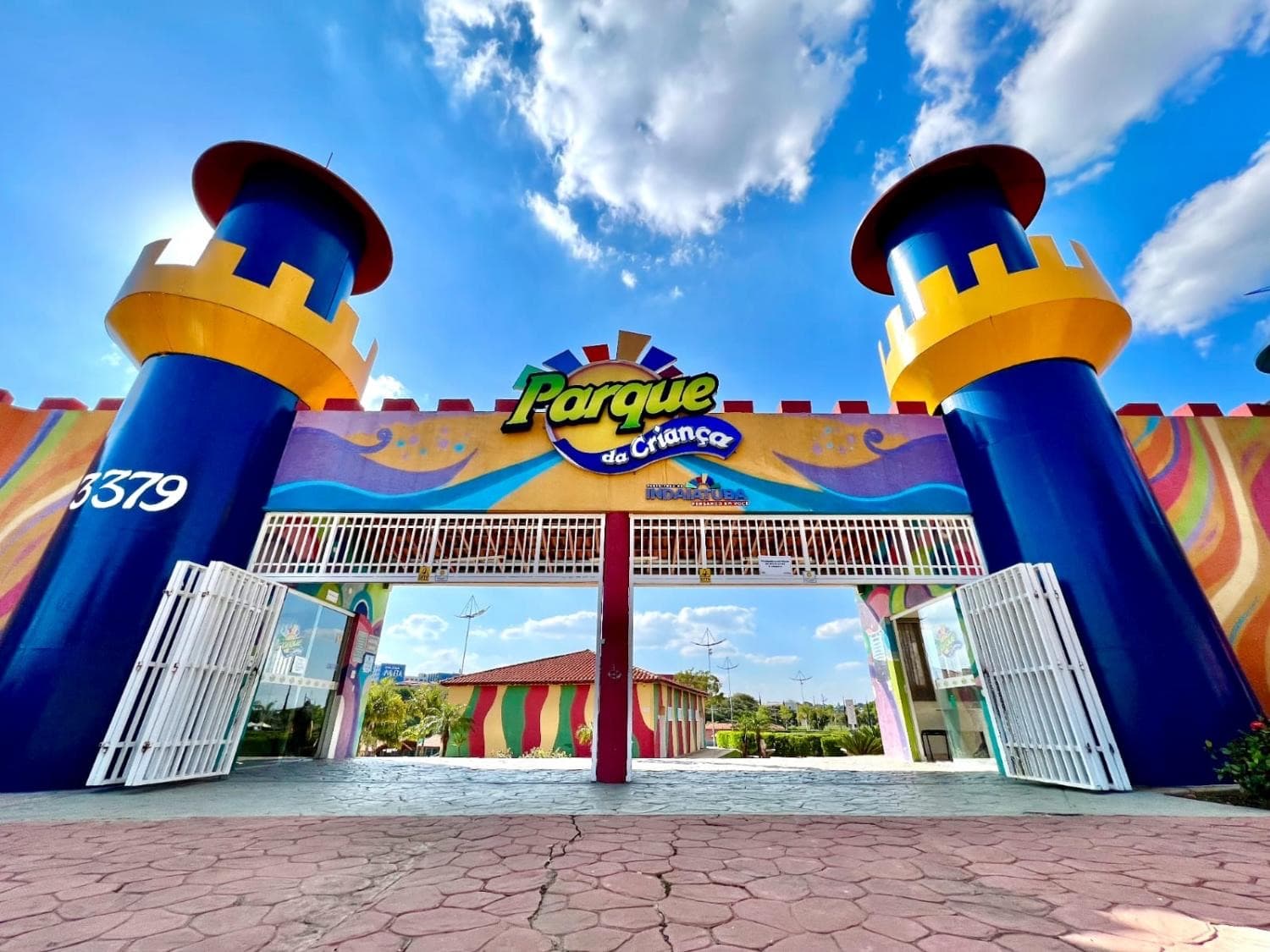 O portal de castelo colorido na entrada do Parque da Criança