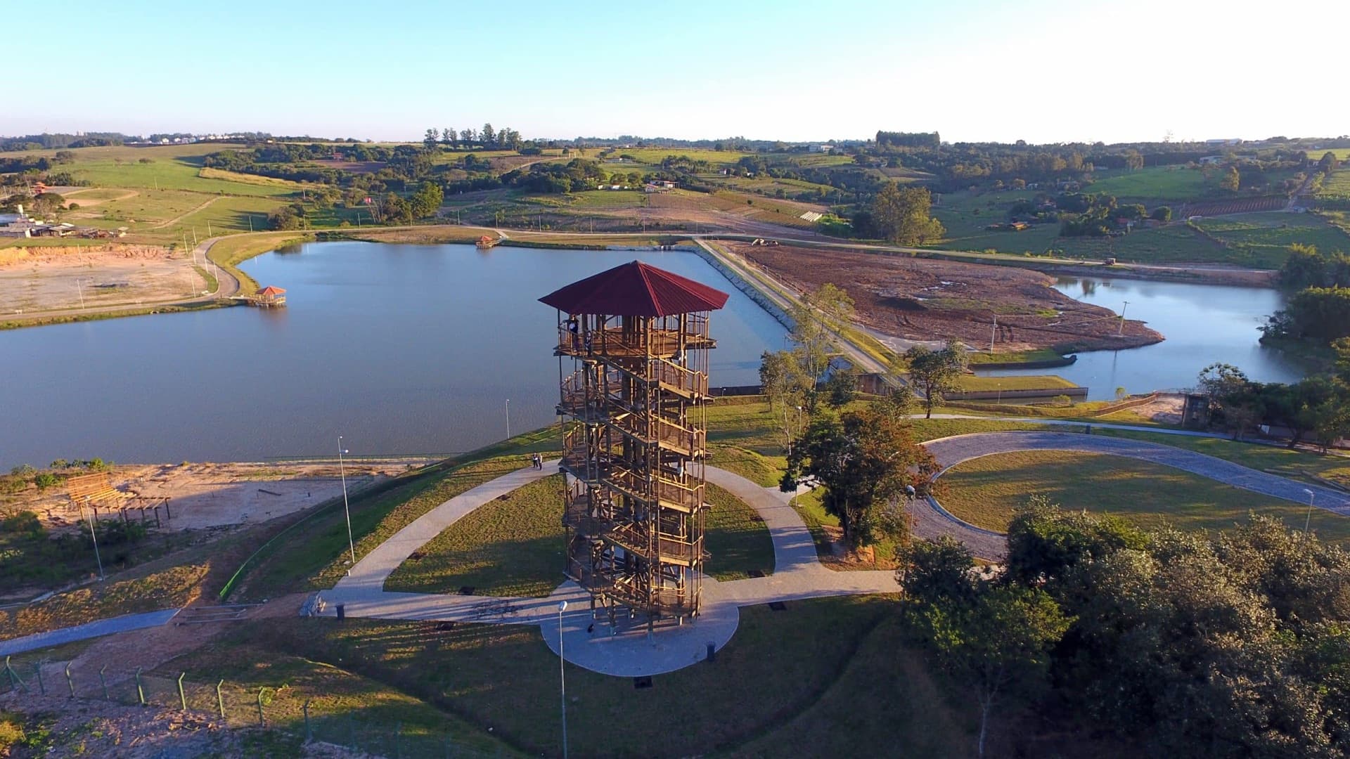 O mirante do Parque do Mirim sobre a represa