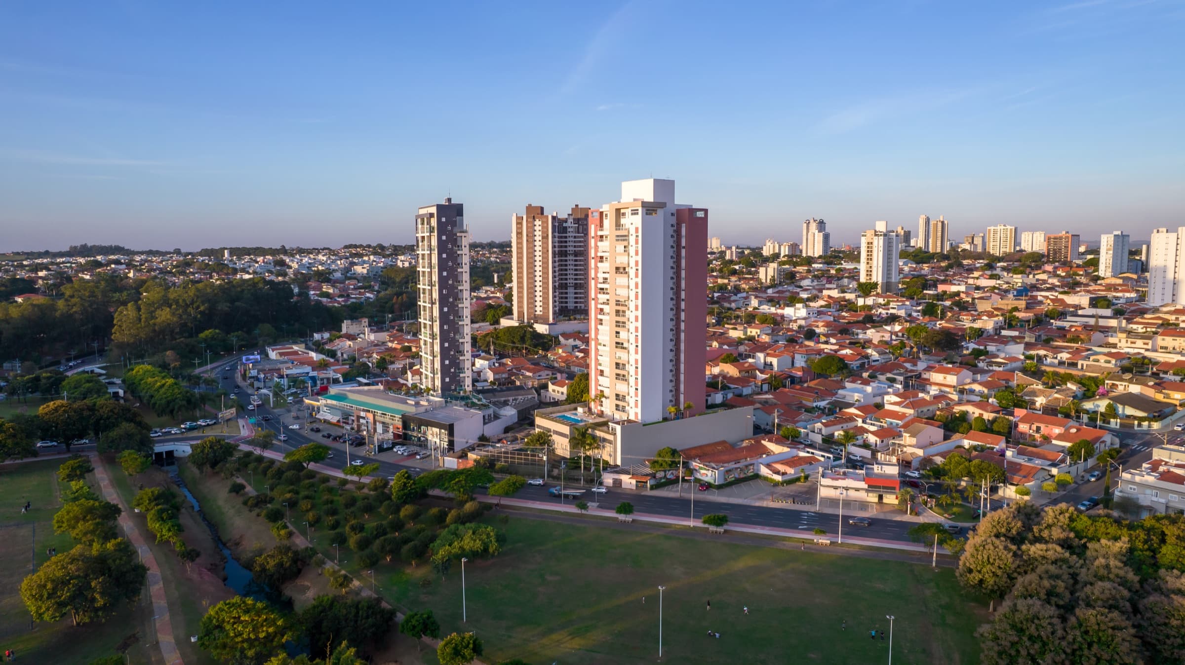 Vista aérea de Indaiatuba, com o Parque Ecológico em primeiro plano